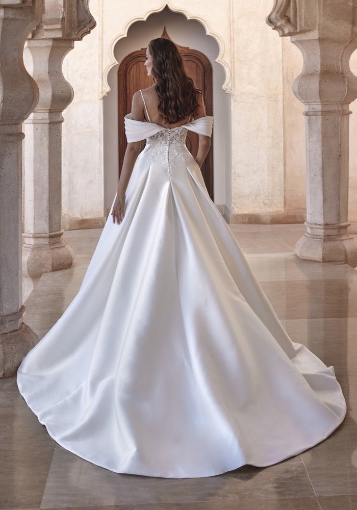 NISHA | Mermaid wedding dress with a halter neck | Pronovias
