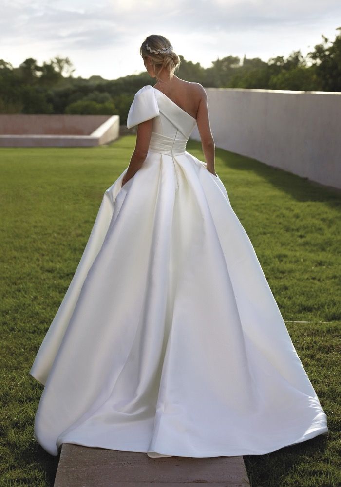 Pronovias Nicosia Princess Wedding Dress With Bow HK Pronovias Nicosia Princess Wedding Dress With Bow HK