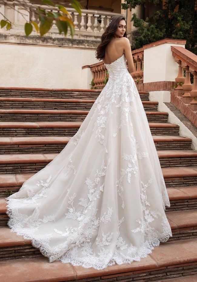 pronovias strapless lace wedding dress GEVIA | Princess wedding dress with strapless neckline in lace