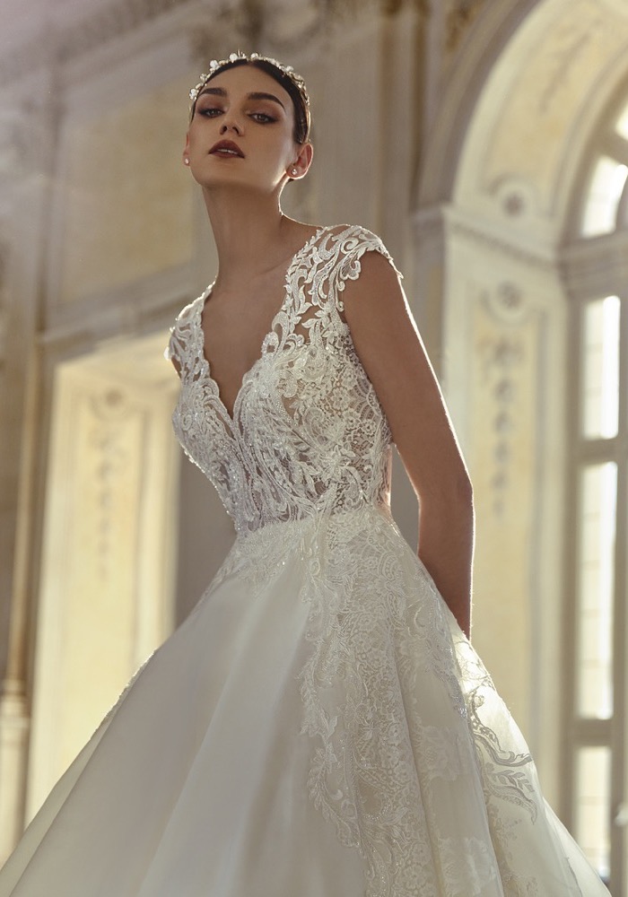 TRINITY, Princess wedding dress with V-neck